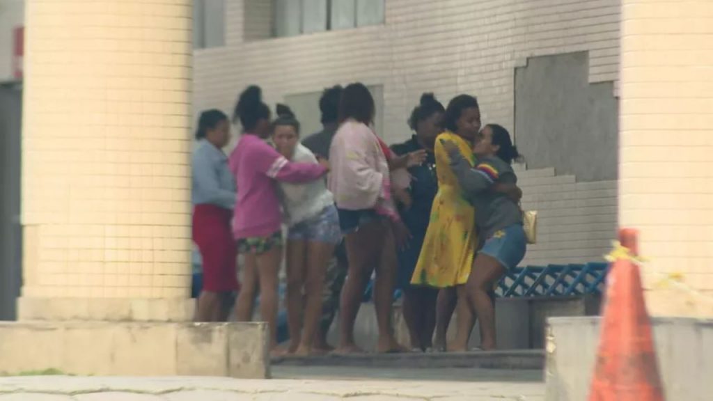 Menina é atropelada por carro alegórico e perde perna após desfile na Sapucaí, no Rio