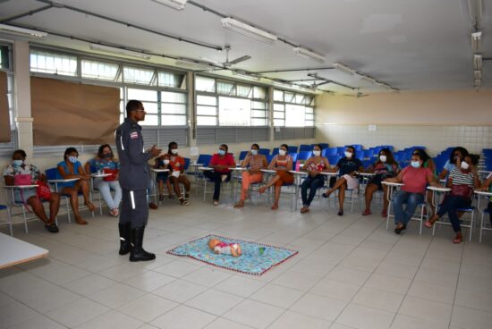 Em parceria com o Corpo de Bombeiros, SEDUC realiza treinamento de primeiros socorros para servidores das creches municipais