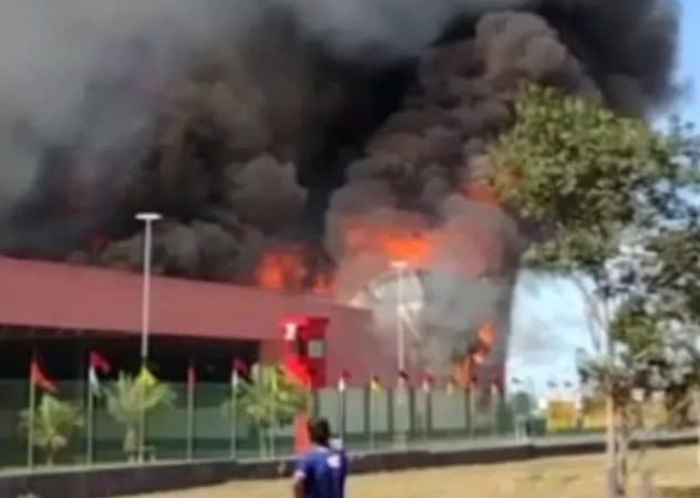 Incêndio de grandes proporções atinge supermercado atacadista na BA; vídeo