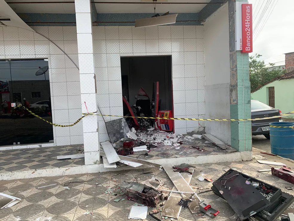 Grupo explode caixa eletrônico instalado no prédio da prefeitura de Massaranduba, na Paraíba