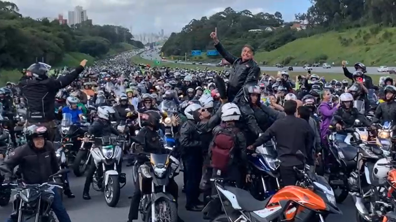 Bolsonaro arrasta multidão durante ‘motociata’: veja vídeo