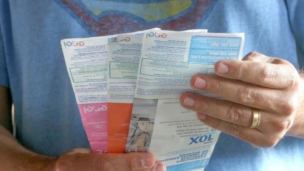 Bolsonaro anuncia fim de taxa extra, e conta de luz terá tarifa verde a partir do dia 16
