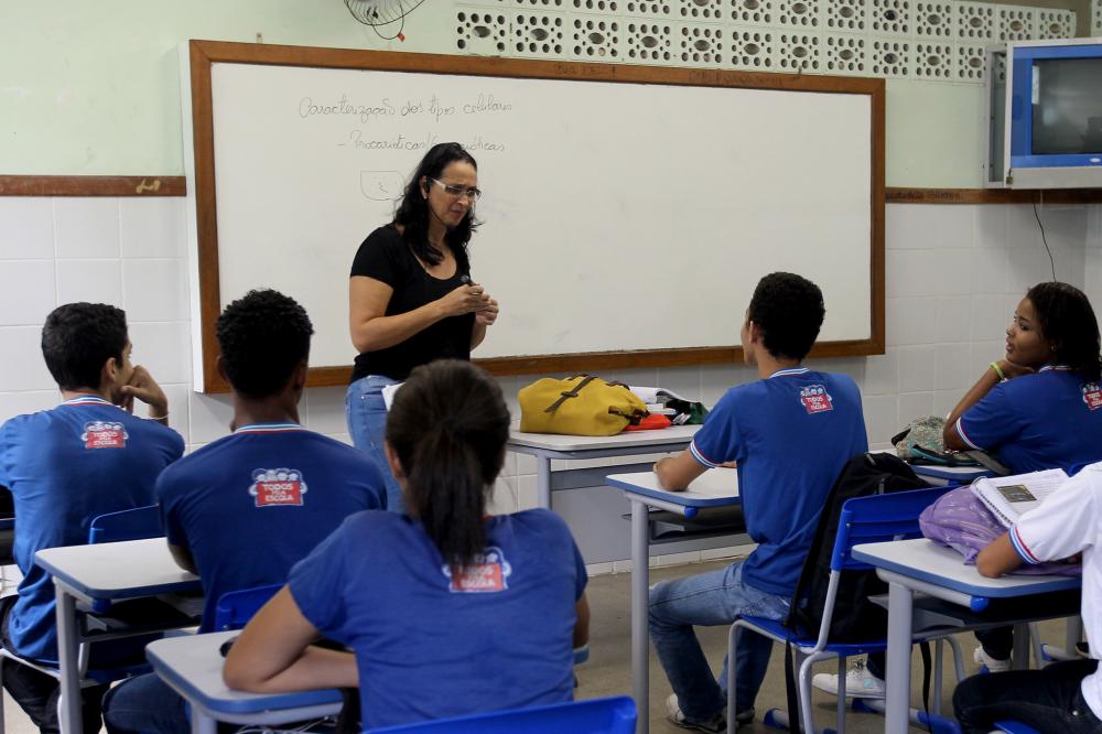 Governo do Estado sanciona lei de 16% de aumento para professores