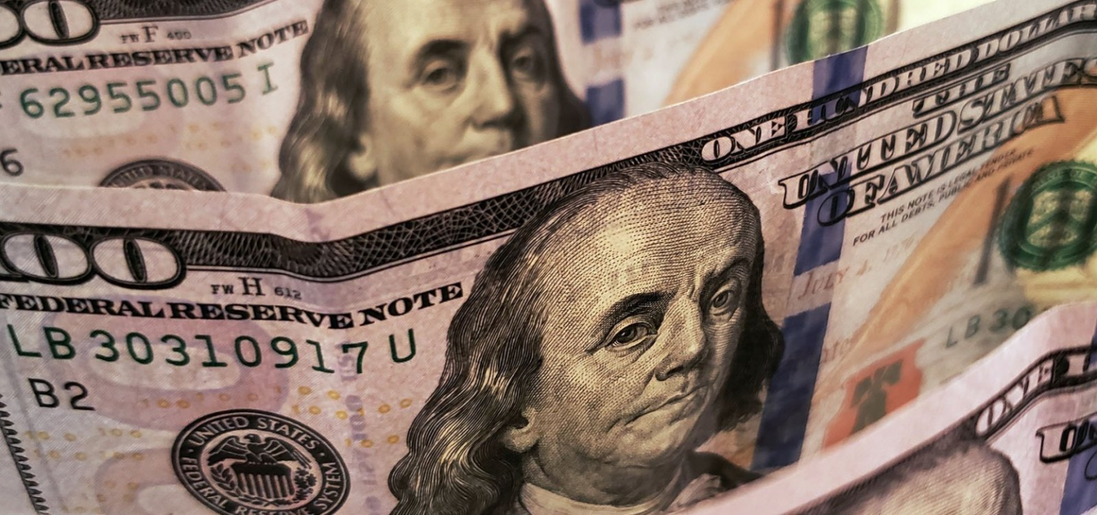 Dólar fecha em R$ 4,66 e alcança menor valor em dois anos