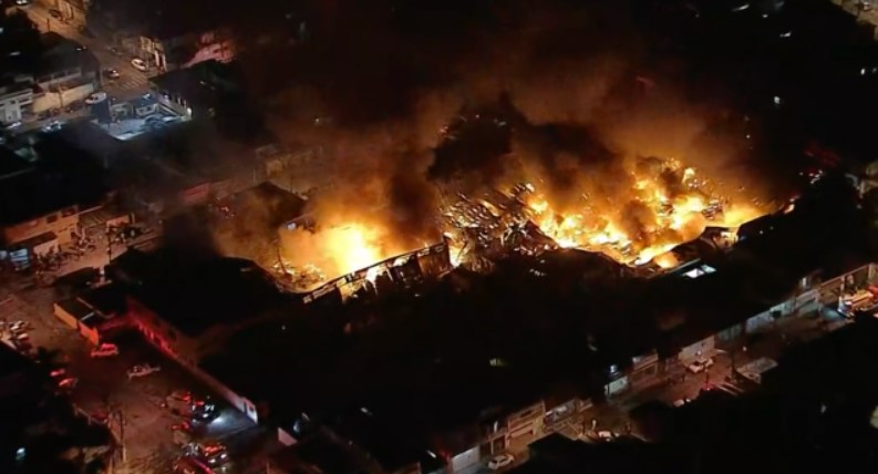 Galpão pega fogo em Guarulhos, na Grande SP