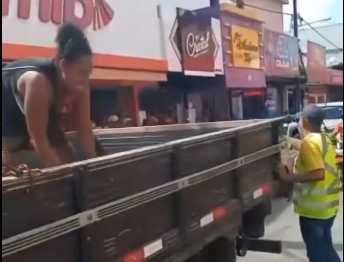 Ambulante se revolta com apreensão de mercadorias e joga produtos no chão em SAJ