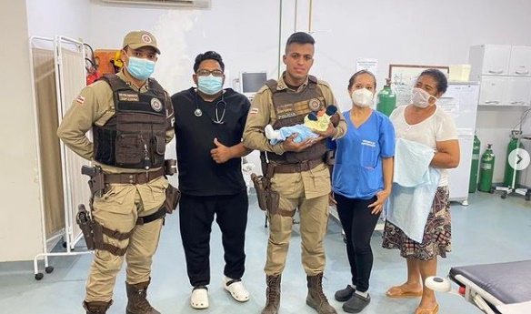 PMs salvam recém-nascido engasgado com leite no interior da Bahia