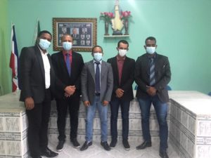 O Prefeito de Pedrão, Sosthenes Campos, em ato insano, tenta despejar os vereadores do prédio da câmara.
