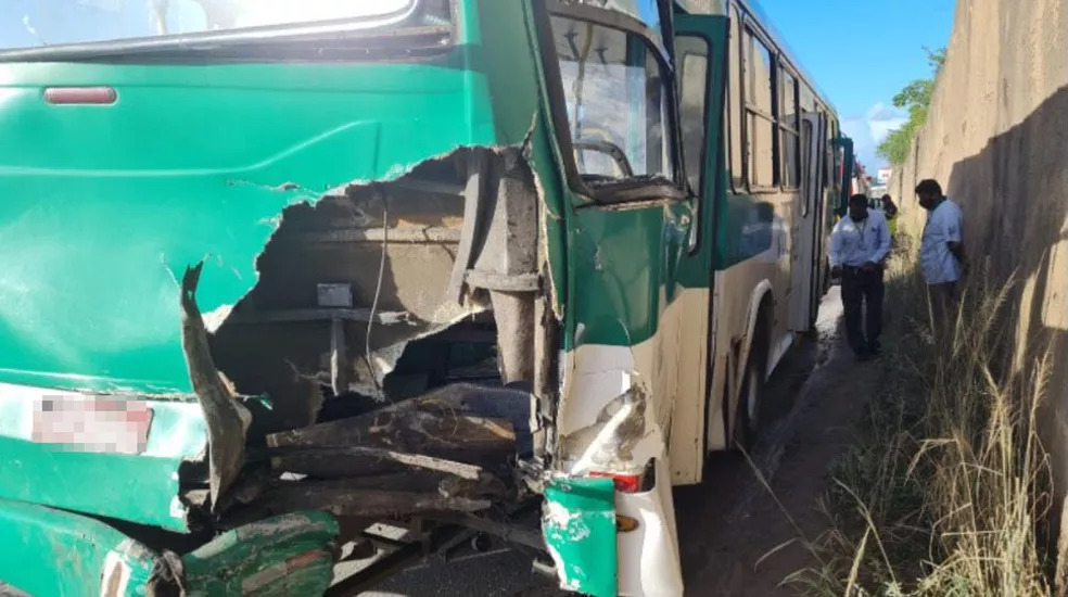 Batida entre ônibus e caminhão deixa 9 feridos na BR-324