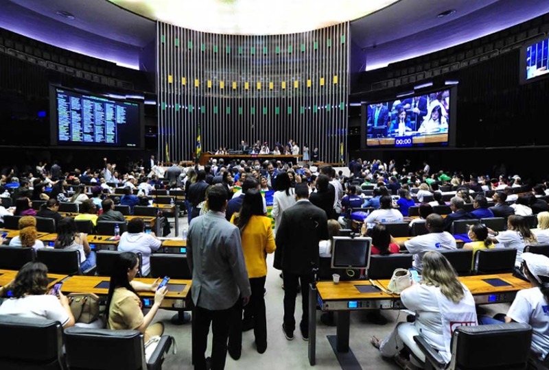 Câmara aprova projeto que fixa piso salarial para enfermeiros, técnicos, auxiliares e parteiras
