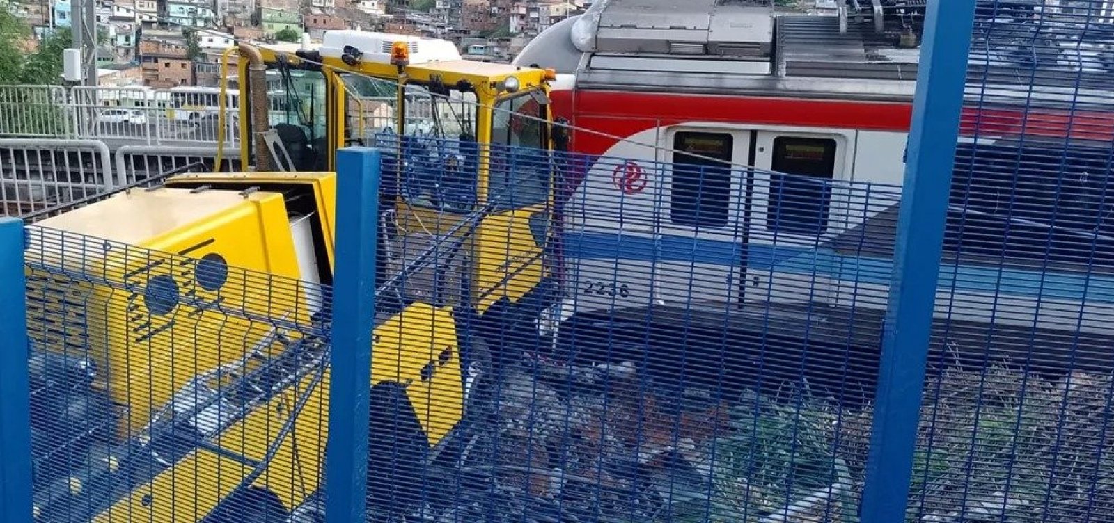 Trem de metrô se choca com caminhão de serviço e operação é interrompida na Estação Pirajá; veja vídeo