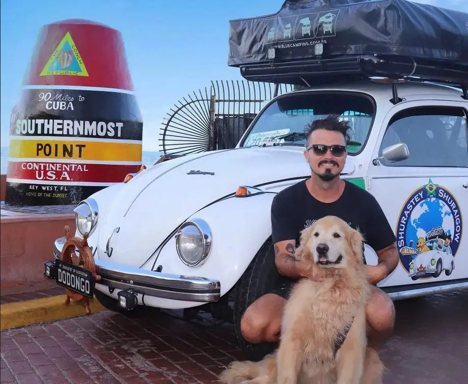 Influencer brasileiro que viajava de Fusca morre com seu cão em acidente nos EUA