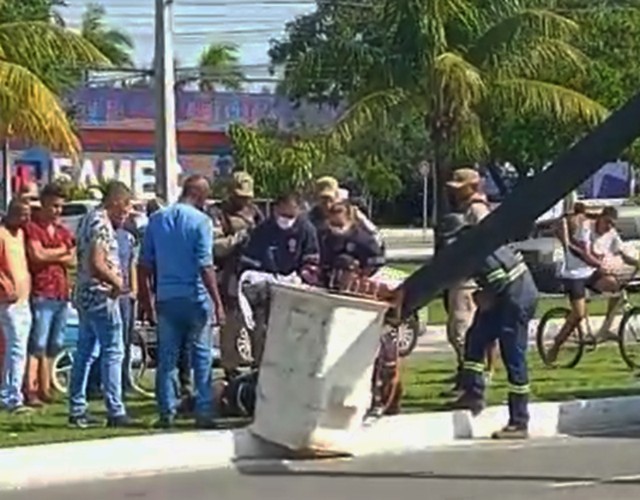 Jovem morre após cair de plataforma de caminhão enquanto trabalhava na Bahia