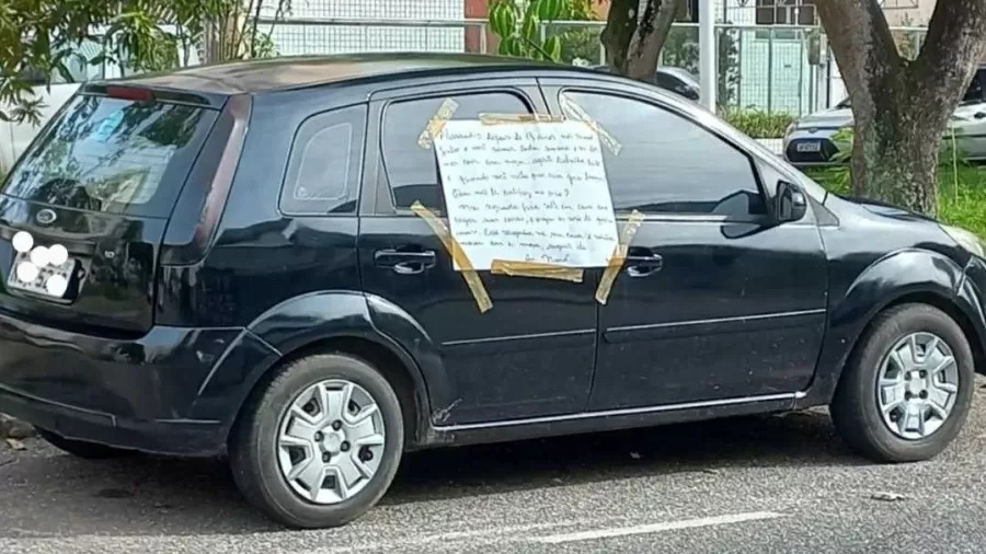 Mulher traída deixa bilhete com conselho em carro do marido: ‘Respeite ela’
