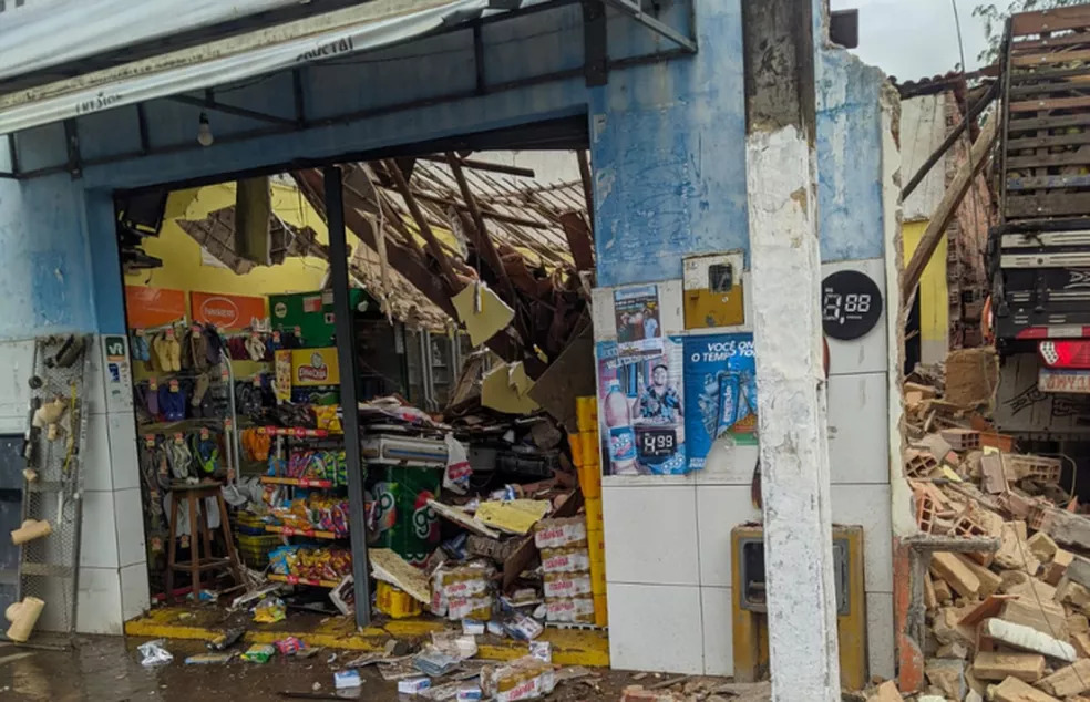 Caminhão desgovernado atinge estabelecimentos comerciais em Alagoinhas