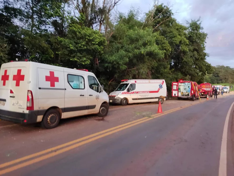 Grave acidente com ônibus que levava pacientes deixa mortos e feridos no Paraná