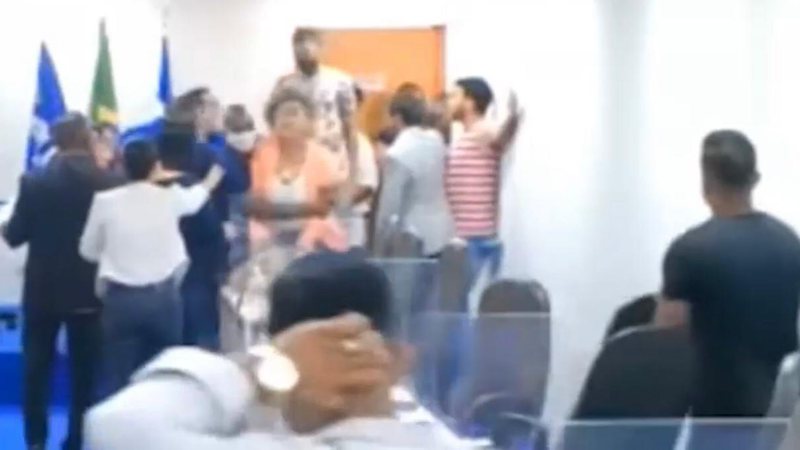 Vídeo: Vereadores protagonizam confusão na Câmara Municipal de Lauro de Freitas