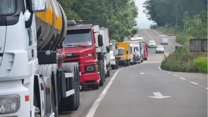 Caminhoneiros ameaçam nova paralisação devido aumento no preço do diesel