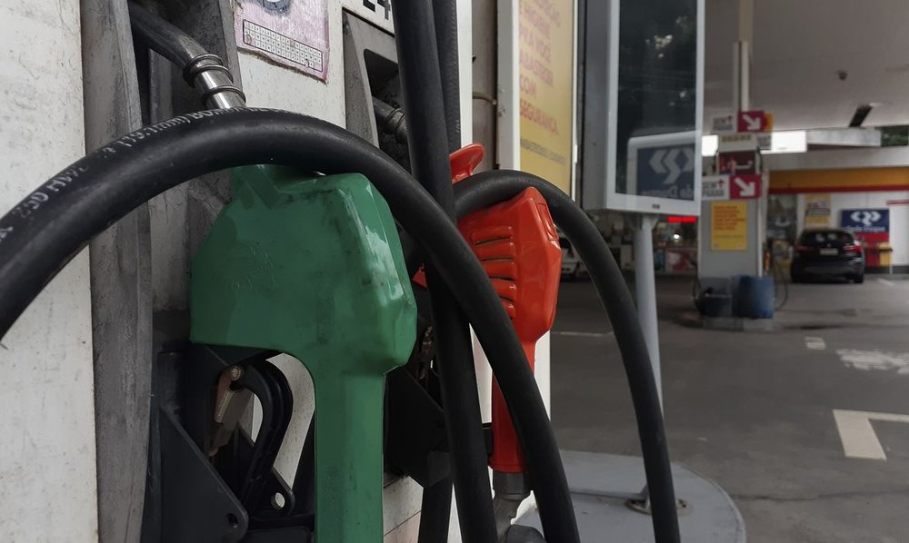 Reajuste de preços dos combustíveis para distribuidoras entra em vigor neste sábado