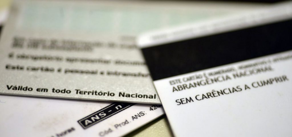 Quase 50% dos brasileiros precisaram ajustar orçamento para não perder plano de saúde
