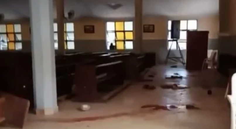 ATAQUE: Homens armados matam 50 fiéis em igreja