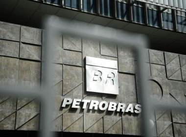 Governo avalia projeto para privatizar Petrobras por meio de conversão de ações