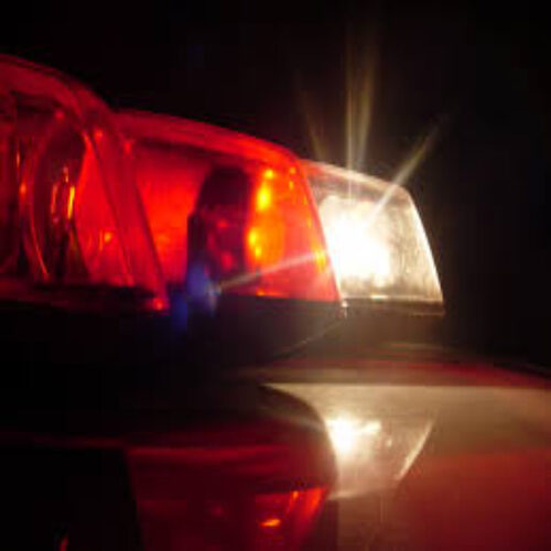 Homem capturado por populares após assaltar mulher é conduzido à delegacia pela PM em Alagoinhas