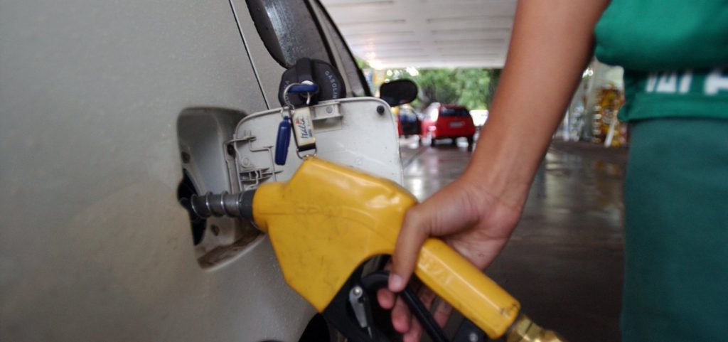 Acelen anuncia redução de 5,2% na gasolina na Bahia