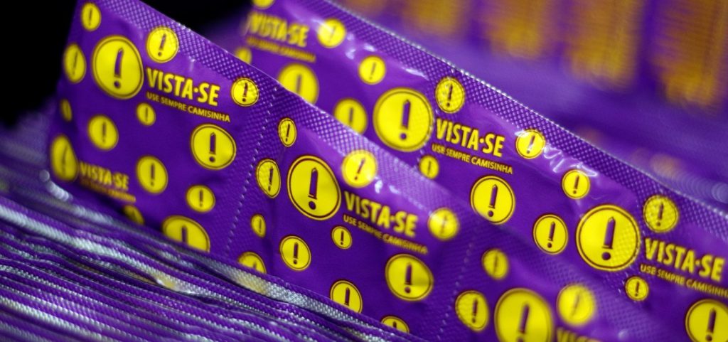 Uso de camisinha nas relações sexuais cai entre adolescentes, aponta IBGE