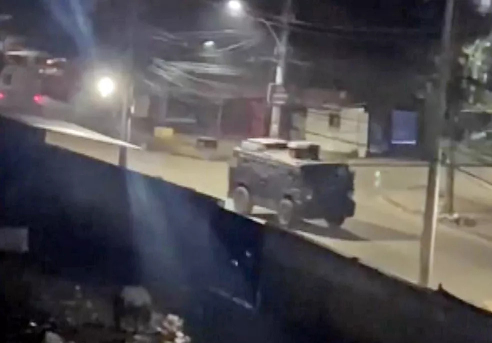 Policiais fazem operação conjunta no Complexo do Alemão; um PM e dois suspeitos morreram