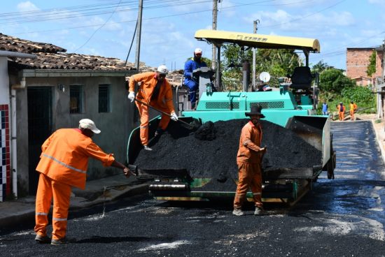 A semana começa com pavimentação asfáltica na Rua Serrinha pela Prefeitura Municipal de Alagoinhas