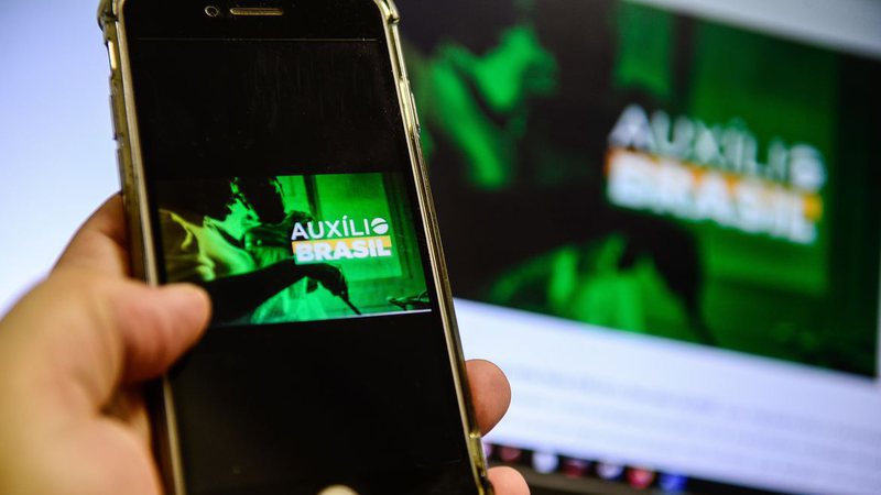 350 mil famílias entram em média na fila do Auxílio Brasil por mês