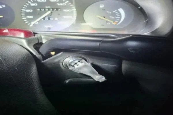 Homem usa garfo para ligar e roubar carro estacionado na rua