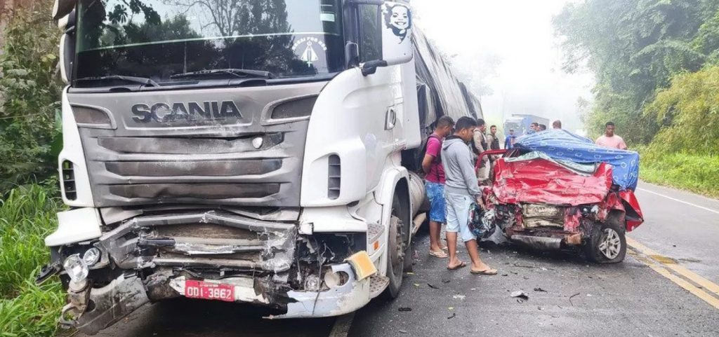 Acidente entre carro e caminhão deixa dois mortos na BR-101