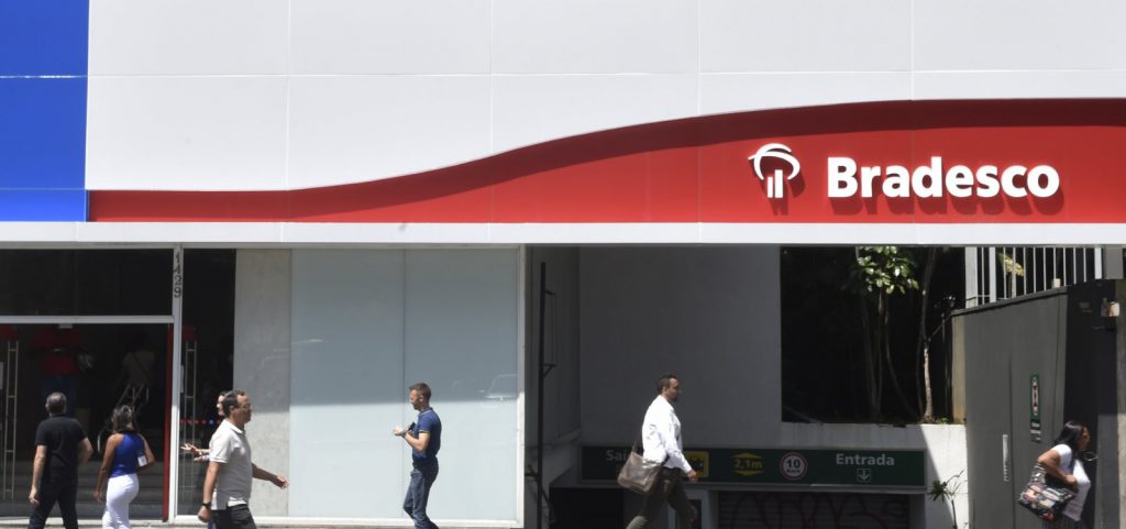 Grandes bancos privados decidem não oferecer empréstimo consignado a beneficiários do Auxílio Brasil
