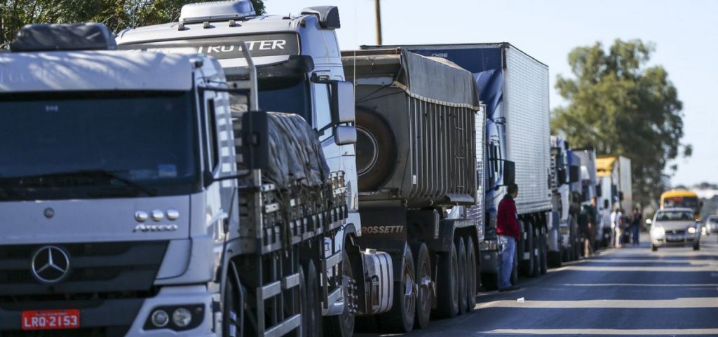 Caminhoneiros começam a receber benefício emergencial nesta terça