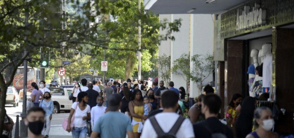 Bicos são alternativa de complementação de renda para 45% dos brasileiros