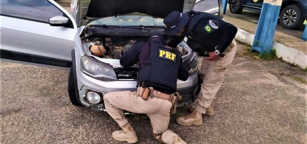 Homem é preso na Bahia após ser flagrado conduzindo carro furtado que comprou na internet