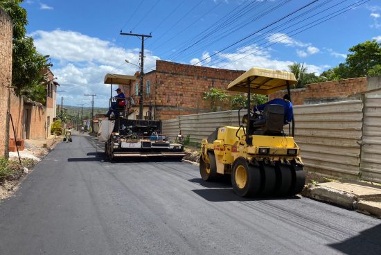 Prefeitura de Alagoinhas realiza pavimentação da Rua Galdencio