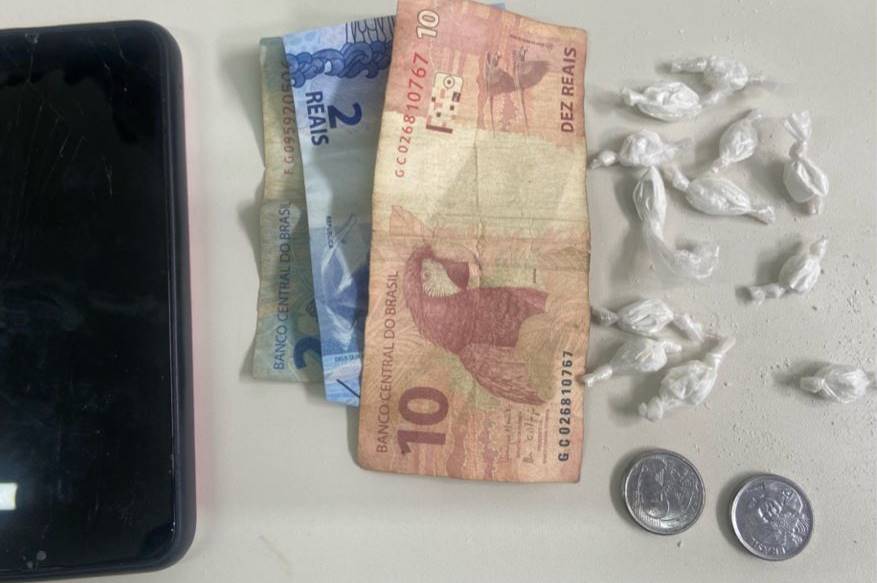 Homem é preso com 12 trouxinhas de substância análoga à cocaína em Alagoinhas