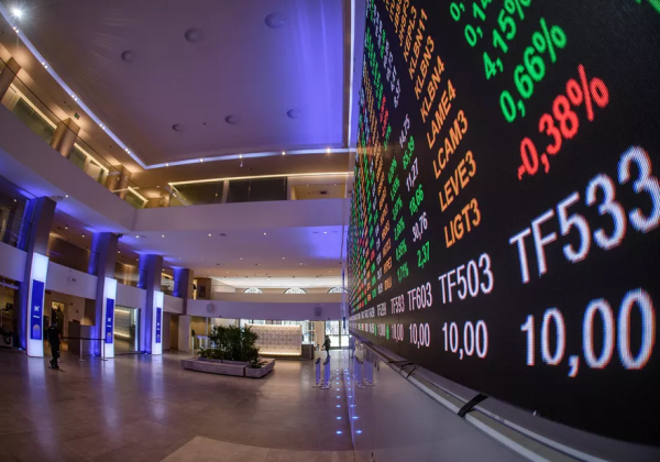 Ibovespa encerra com leve alta de 0,04%; dólar sobe e fecha a R$ 5,11