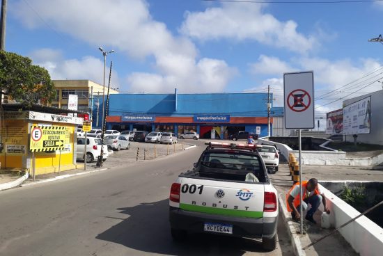 Alagoinhas: SMTT substitui placas de sinalização destruídas e alerta para o crime de vandalismo ao patrimônio público