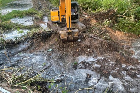 Ações de limpeza e desassoremento de rios, canais e lagoas são executadas pela Prefeitura de Alagoinhas