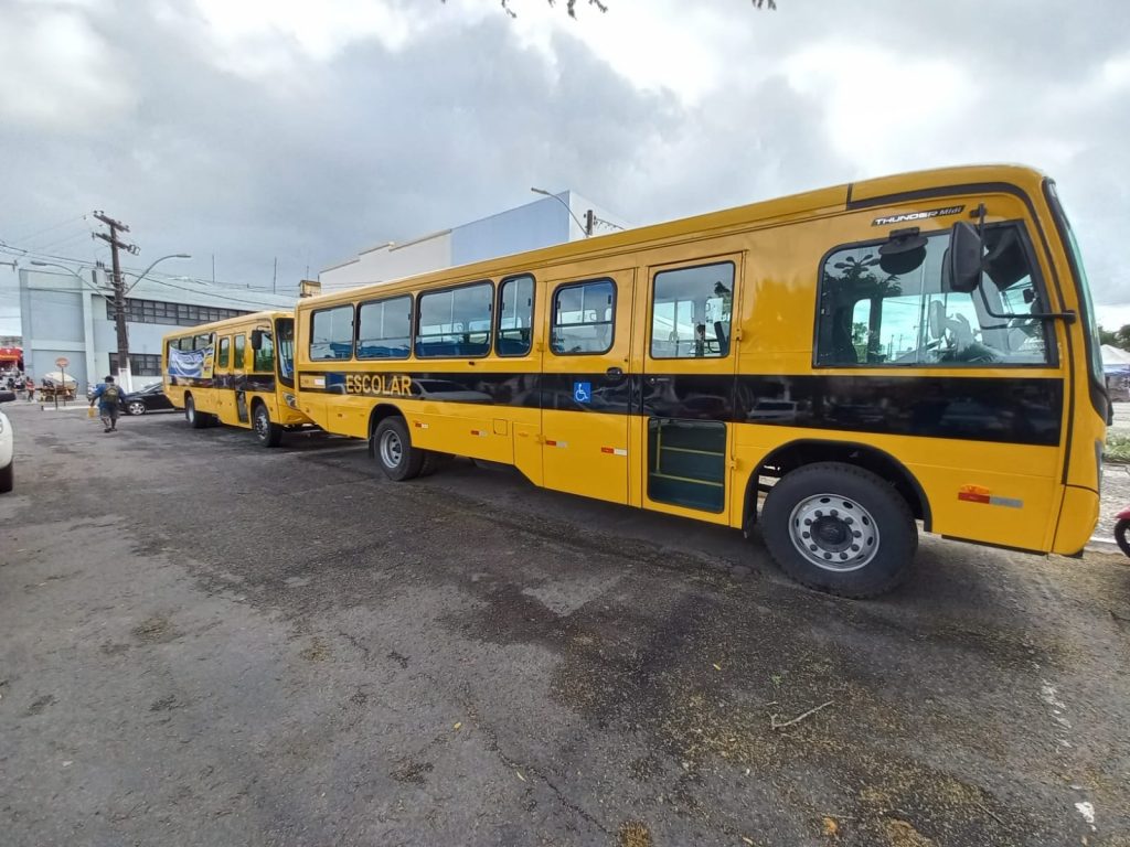 Transporte escolar ganha reforço com a aquisição de quatro novos ônibus pela Prefeitura de Alagoinhas