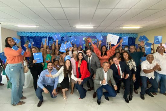 Alagoinhas: Dignidade e direito social à moradia; Mais de 50 famílias da Avenida da Leste recebem escrituras de imóveis pelo REURB