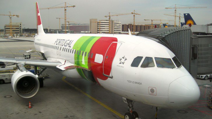 Mulher entra em trabalho de parto em pleno voo e avião faz pouso de emergência