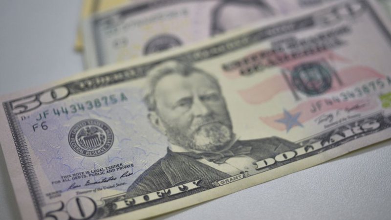 Dólar cai para R$ 5,07 e fecha no menor nível em dois meses