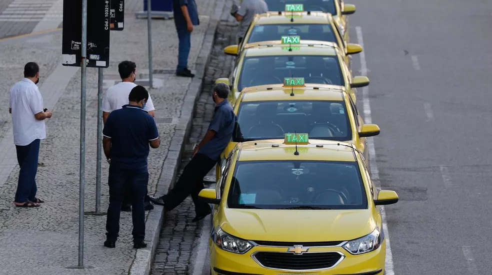 Auxílio para taxistas será pago a mais de 245 mil pessoas na 1ª fase de programa, diz governo