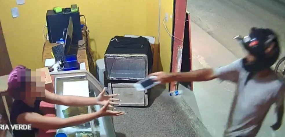 Assaltante devolve celular de atendente de pizzaria após apelo: ‘Eu estou pagando, por favor’