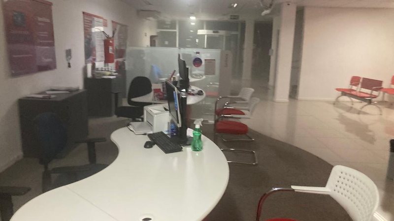 Bandidos invadem banco, arrombam armário dos seguranças e furtam armas